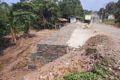 Pekerjaan Tebing Penahan Tanah TPT Sungai Ciujung Yang Berada Di Desa Muncangkopong (Cipeucang) Kecamatan Cikulur Lebak, Banten