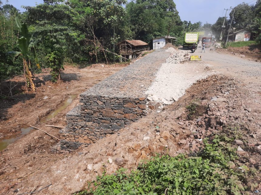 Pekerjaan Tebing Penahan Tanah TPT Sungai Ciujung Yang Berada Di Desa Muncangkopong (Cipeucang) Kecamatan Cikulur Lebak, Banten