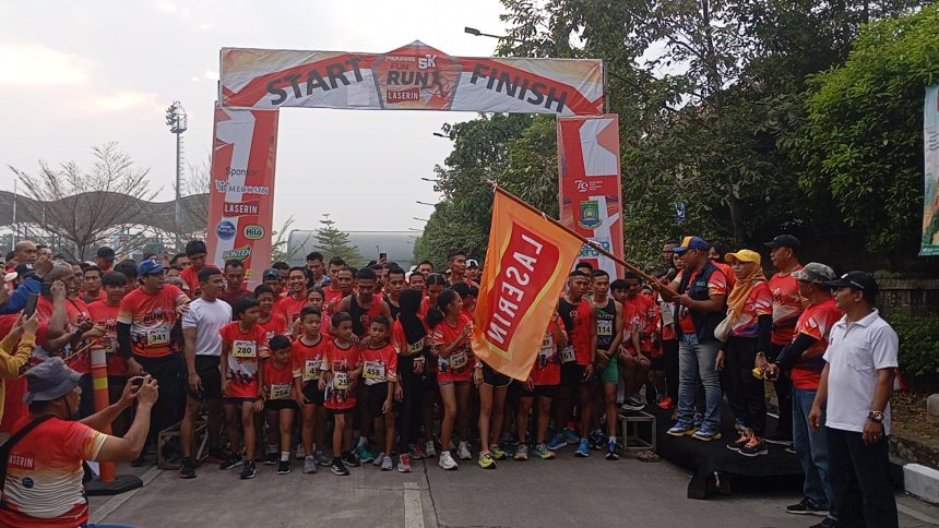 KADISPORA KOTA TANGERANG DR.KAONANG MELEPAS PESERTA LARI "PEJUANG 5K FUN RUN PIALA PJ.WALIKOTA TANGERANG"