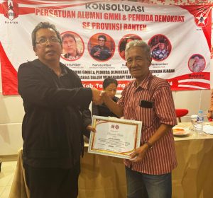 Agus Wibowo Ketua Pemuda Demokrat Banten/Sekretaris PA GMNI Banten Menyerahkan Sertifikat Narasumber Kepada Siswanto Hadi