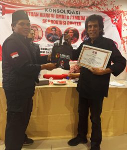 Sistim Ginting Ketua Panitia Menyerahkan Sertifikat Narasumber Kepada Jacobus K.Mayong Padang