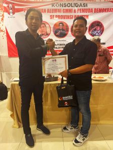 Ismail Sekretaris Panpel Menyerahkan Sertifikat Narasumber Kepada Denny Agiel Prasetyo
