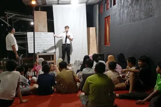 Anak-Anak Belajar Bahasa Inggris Gratis di Komplek Griya Asri Serpong